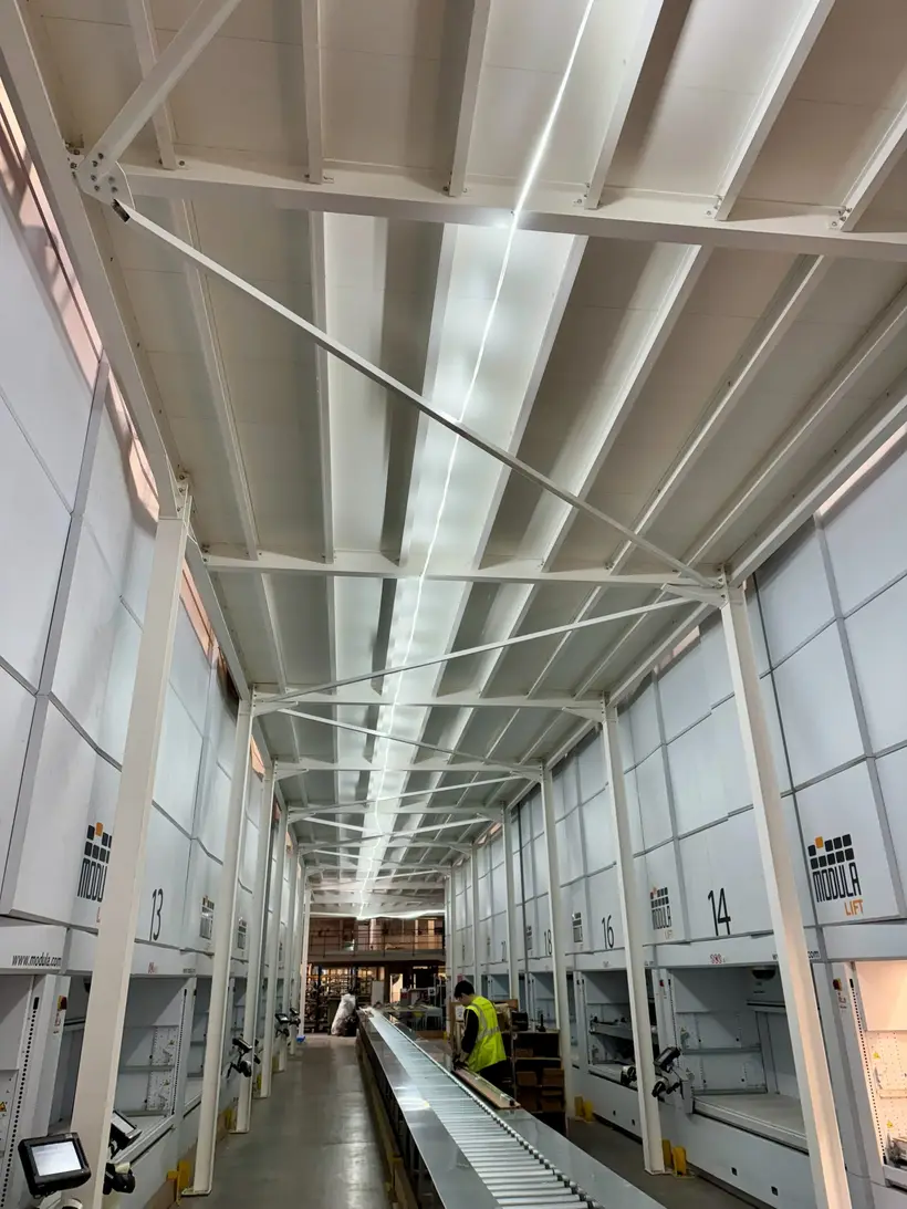 Allée de circulation sous une mezzanine de stockage industrielle