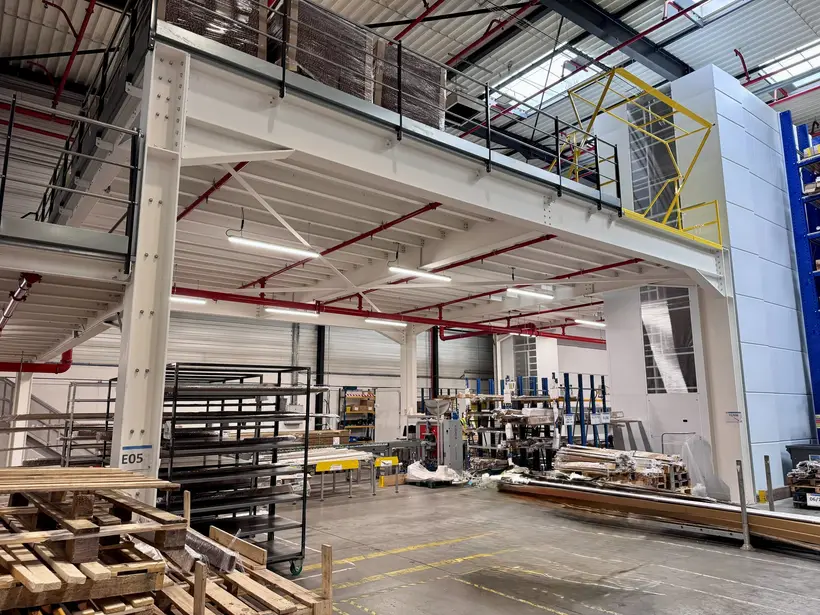 Mezzanine métallique au-dessus d'un atelier de production
