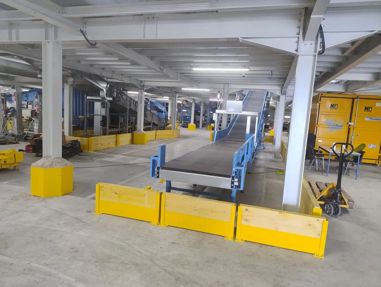 Heavy-duty mezzanine above a conveyor line