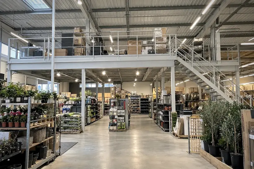 Mezzanine de réserve avec escalier au-dessus de la surface de vente d'une jardinerie