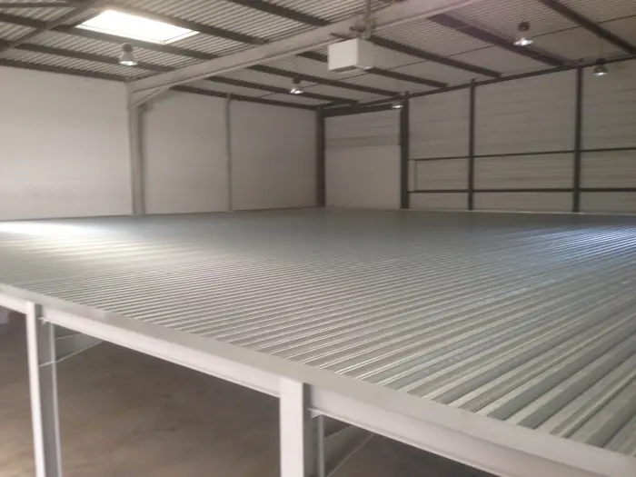 Plancher en bac acier d’une mezzanine avant coulage de la dalle béton