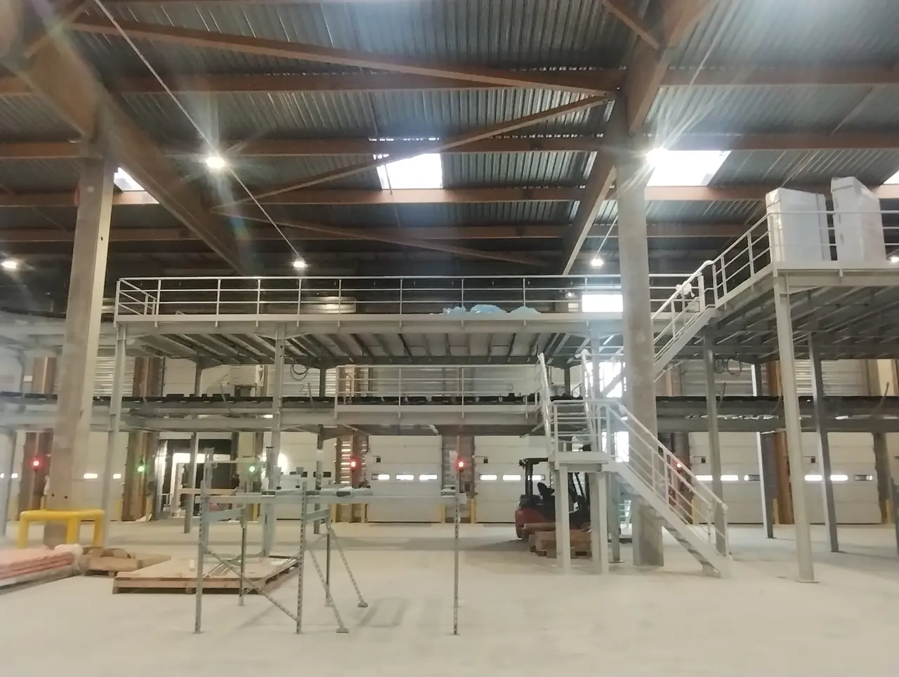 Large storage mezzanine in a logistics building
