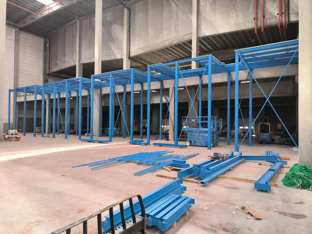 Installation of the blue columns of a storage mezzanine