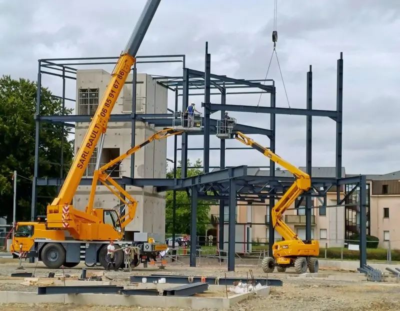 Montage à la grue de la charpente acier d'une structure charge lourde