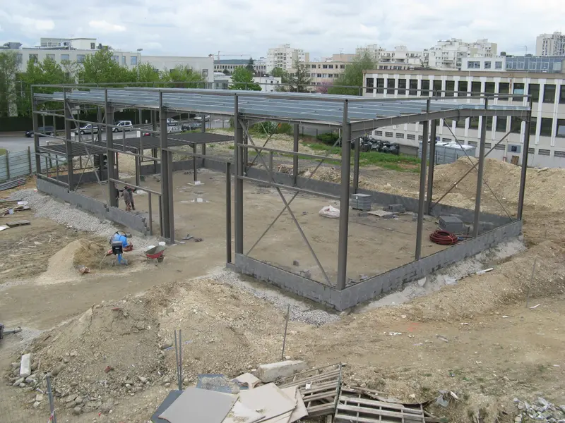 Assembly of the steel structure of a platform on columns