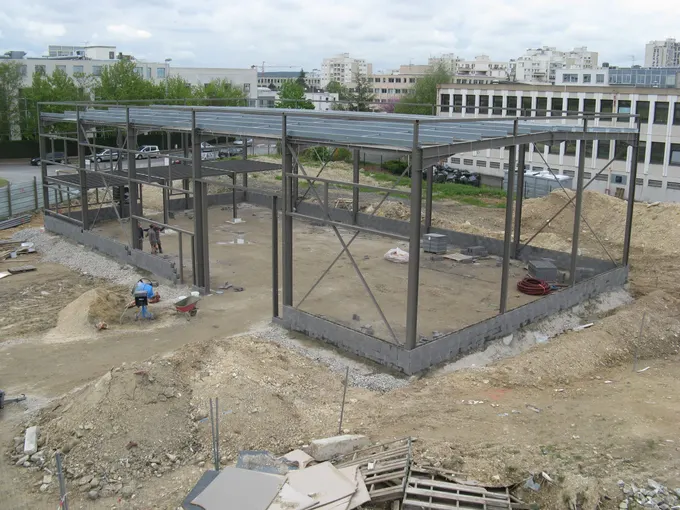 Assembly of the steel structure of a platform on columns