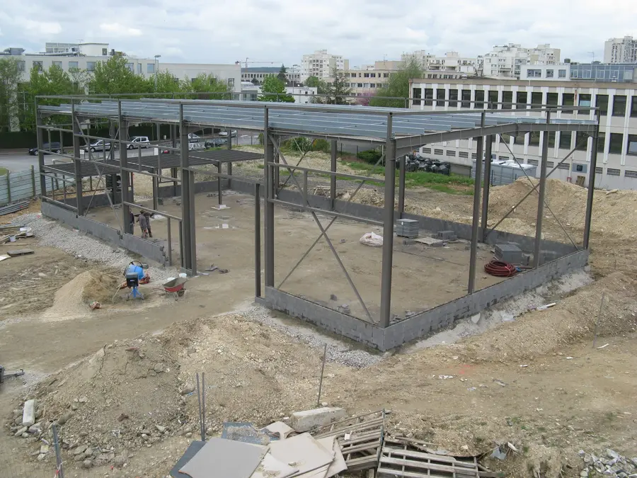Montage de la structure acier d'une plateforme sur poteaux