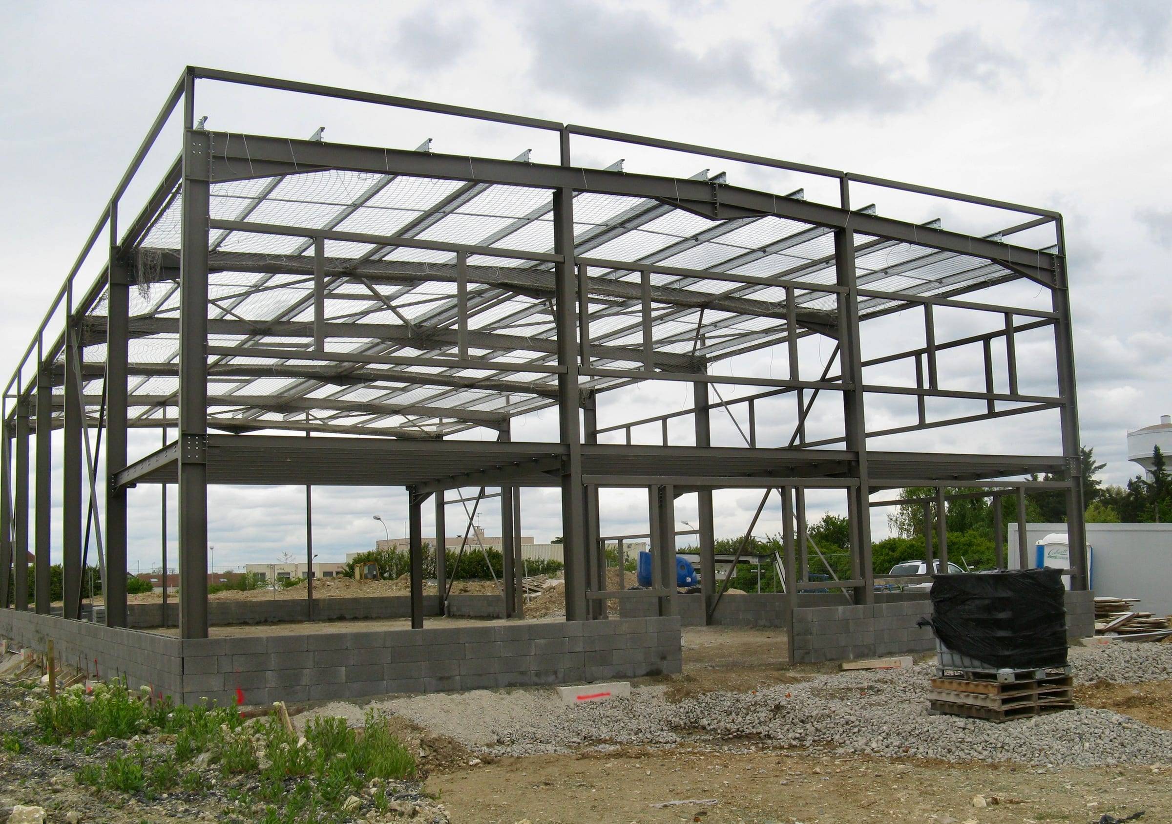 Steel frame of a two-level structure erected by TDEM3