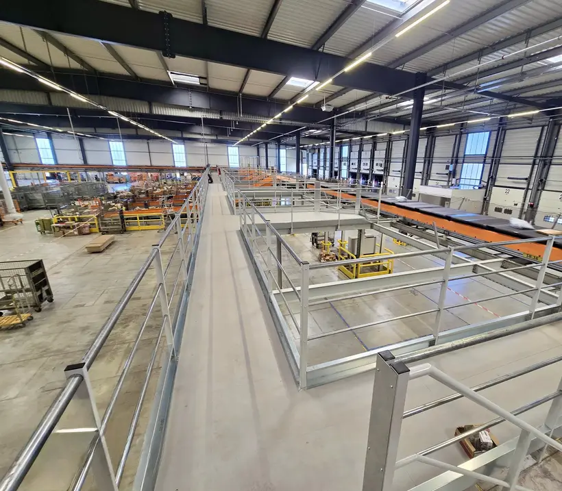 Passerelle de mezzanine avec garde-corps surplombant la zone de préparation d'un entrepôt