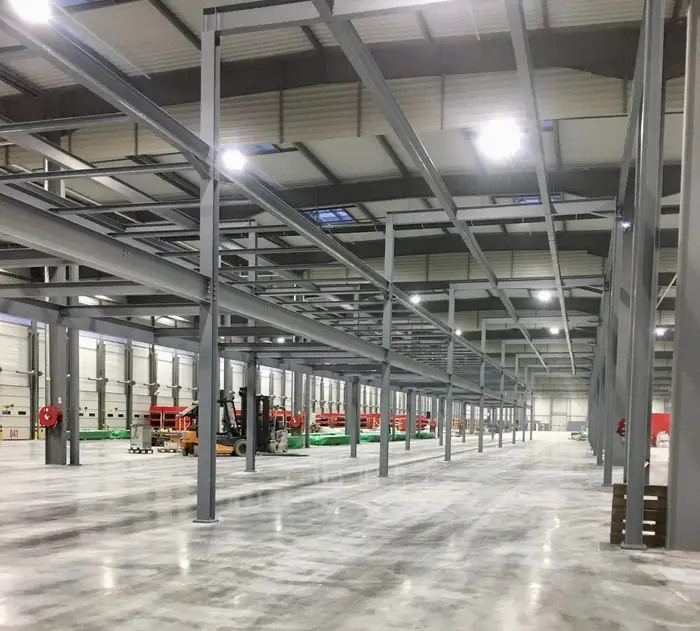 Plateforme métallique grande portée sur poteaux espacés dans un entrepôt logistique