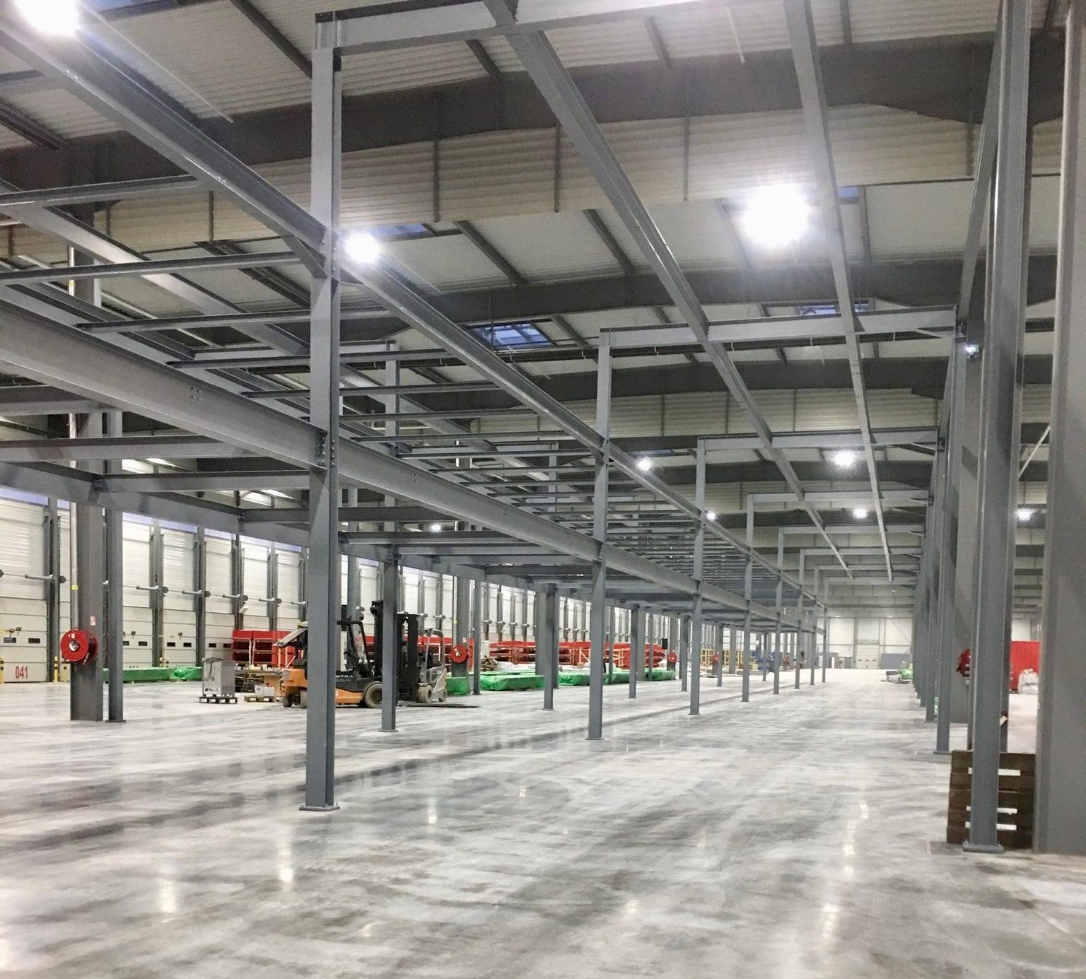 Long-span steel platform on widely spaced columns in a logistics warehouse