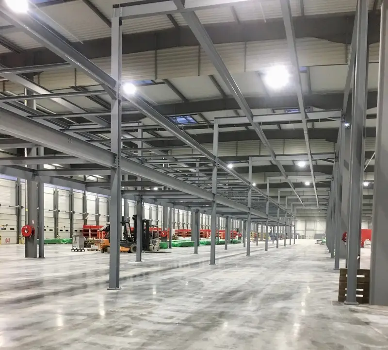 Plateforme métallique grande portée sur poteaux espacés dans un entrepôt logistique