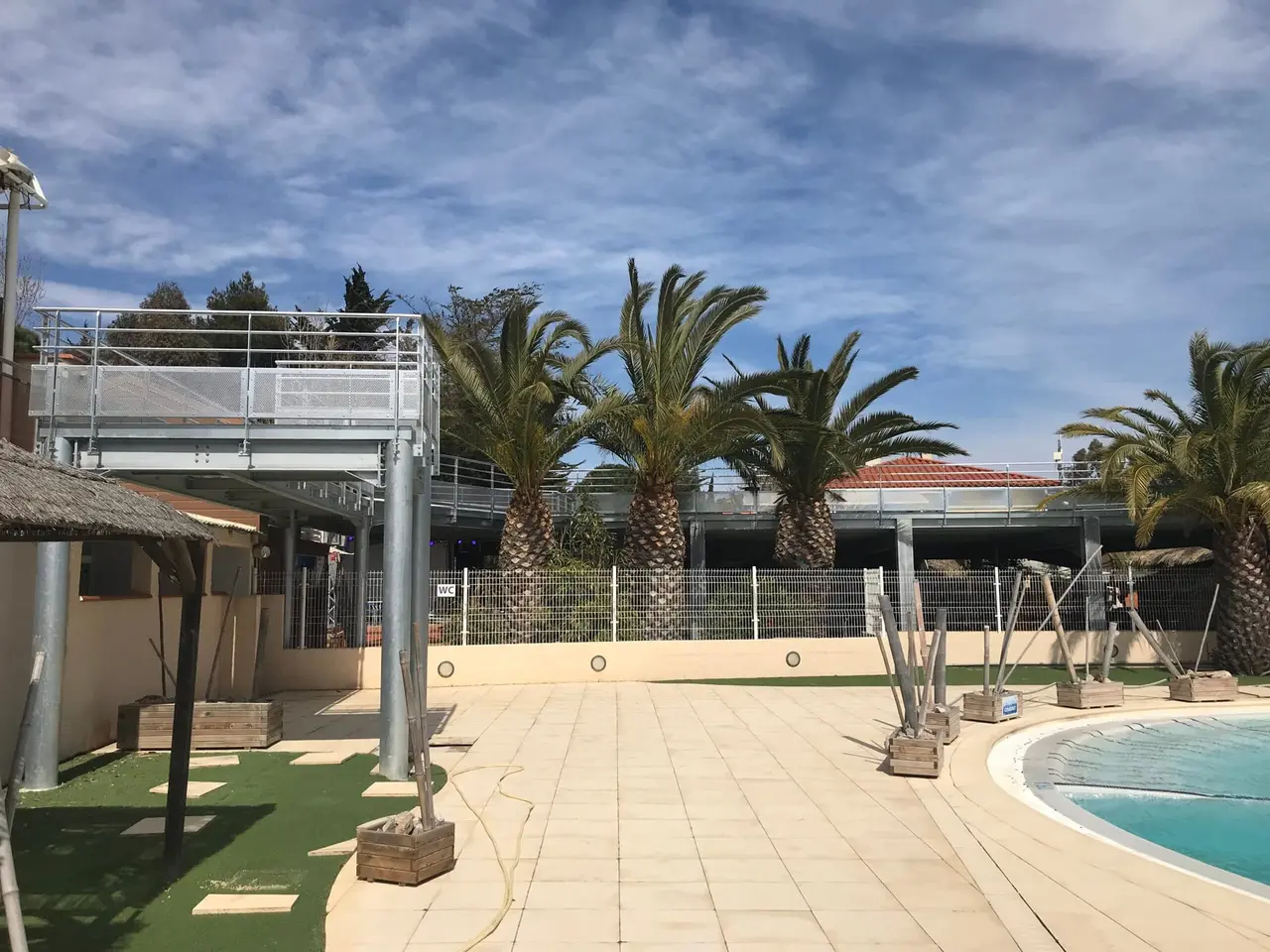 Refuge platform installed next to a campsite swimming pool