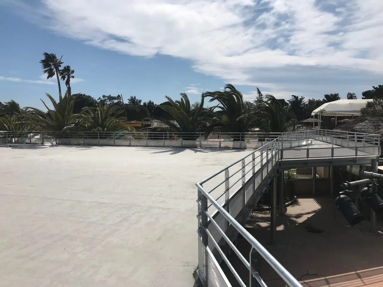 Deck and guardrails of an outdoor refuge platform