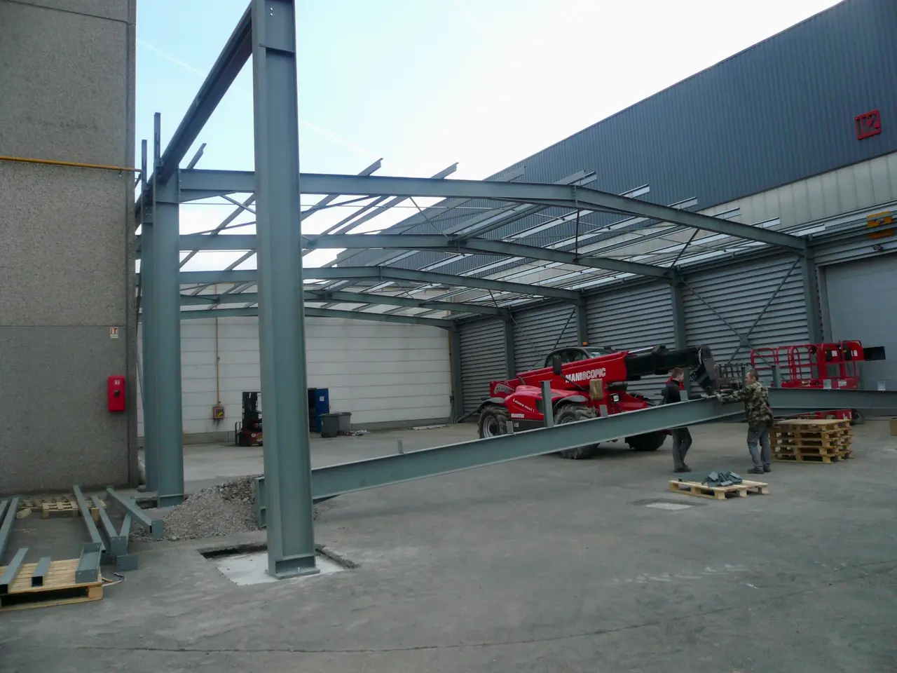 Installation of a steel beam and columns on a heavy-duty mezzanine site