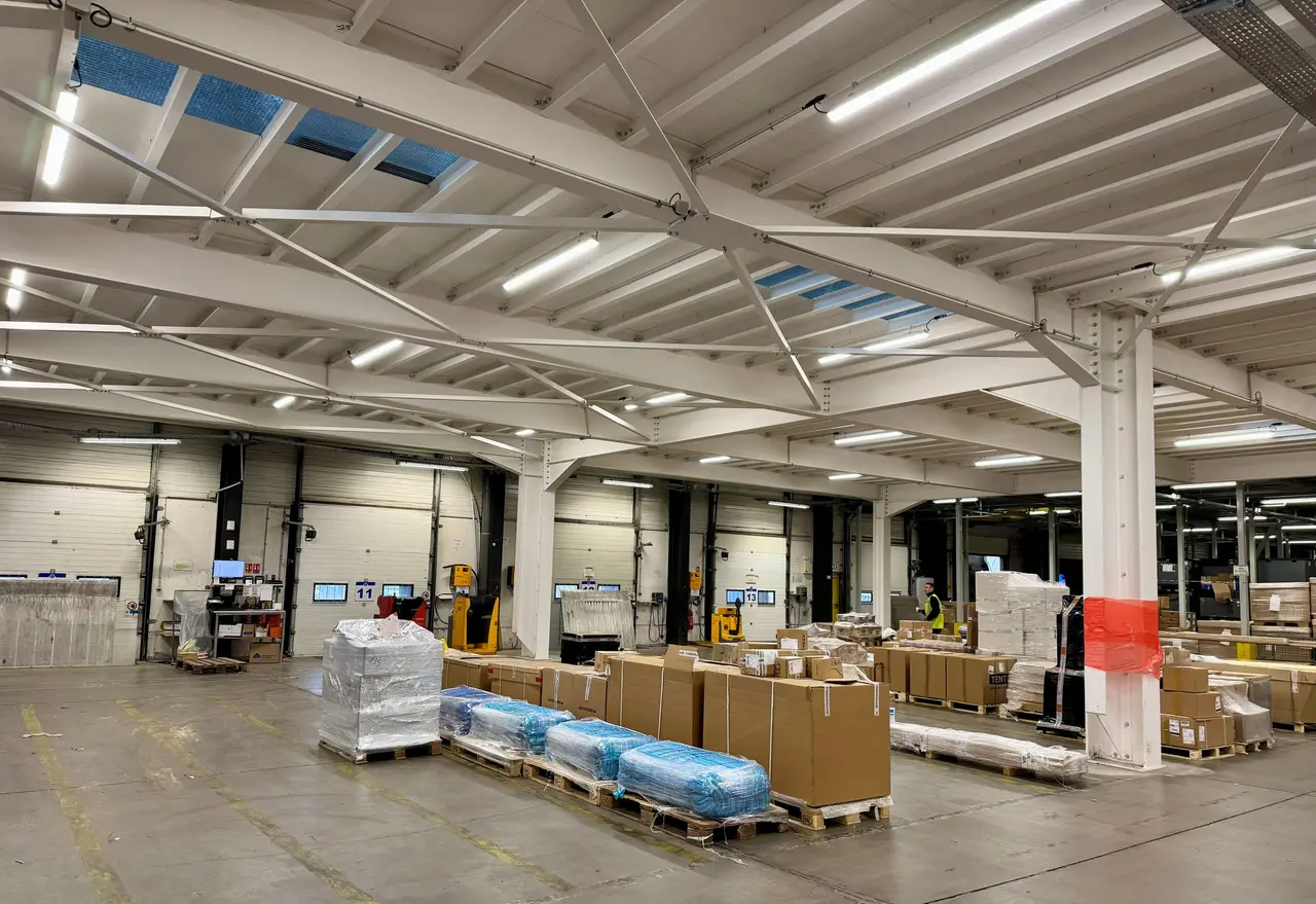 Underside of a long-span platform leaving the warehouse floor clear for traffic